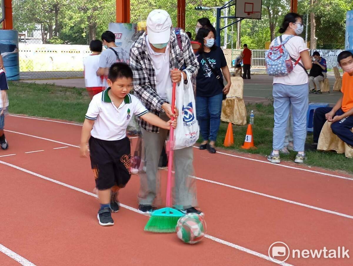為鼓勵身心障礙國民及弱勢家庭步出戶外參加親子休閒活動，臺南市體育總會身心障礙運動委員會特別邀請基督教虹橋傳道會贊助舉辦「113年臺南市虹橋盃身心障礙者暨弱勢家庭親子趣味競賽」，期望藉由戶外趣味遊戲競賽，增進身心障礙者或弱勢家庭成員與家人間的溝通與互動，並強化對本身的自信心。 圖：黃博郎／攝