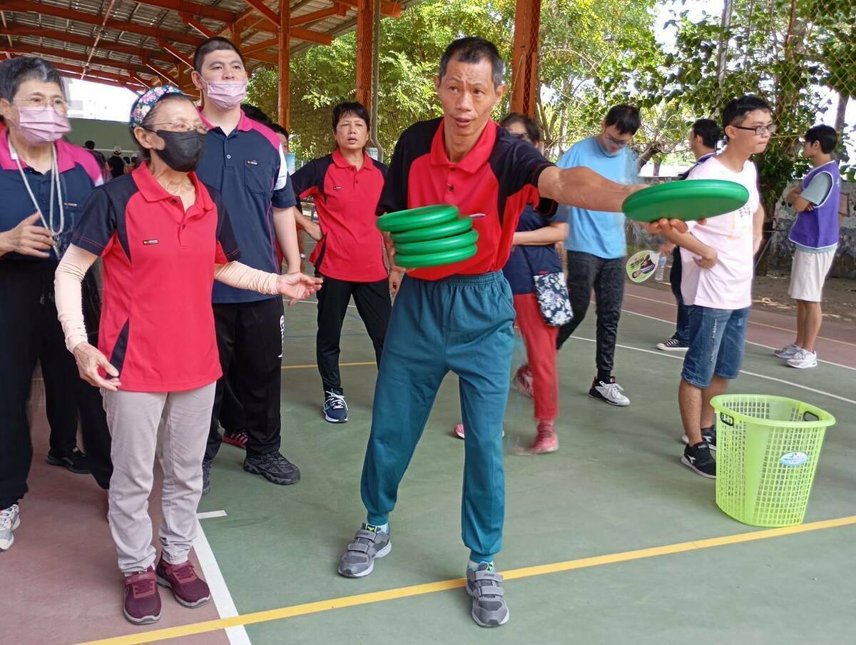 為鼓勵身心障礙國民及弱勢家庭步出戶外參加親子休閒活動，臺南市體育總會身心障礙運動委員會特別邀請基督教虹橋傳道會贊助舉辦「113年臺南市虹橋盃身心障礙者暨弱勢家庭親子趣味競賽」，期望藉由戶外趣味遊戲競賽，增進身心障礙者或弱勢家庭成員與家人間的溝通與互動，並強化對本身的自信心。 圖：黃博郎／攝