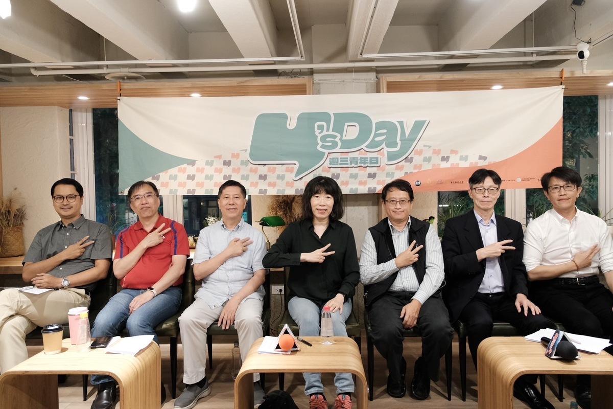 Y’s Day「週三青年日」16日晚上舉辦第75場活動「一點都不能少？中國的疆土焦慮與『自古以來』的未解之謎」。舞台上由左至右為馬準威、陳俐甫、汪浩、江雅綺、宋承恩、魏百谷、董思齊。 圖：Y’s Day「週三青年日」提供