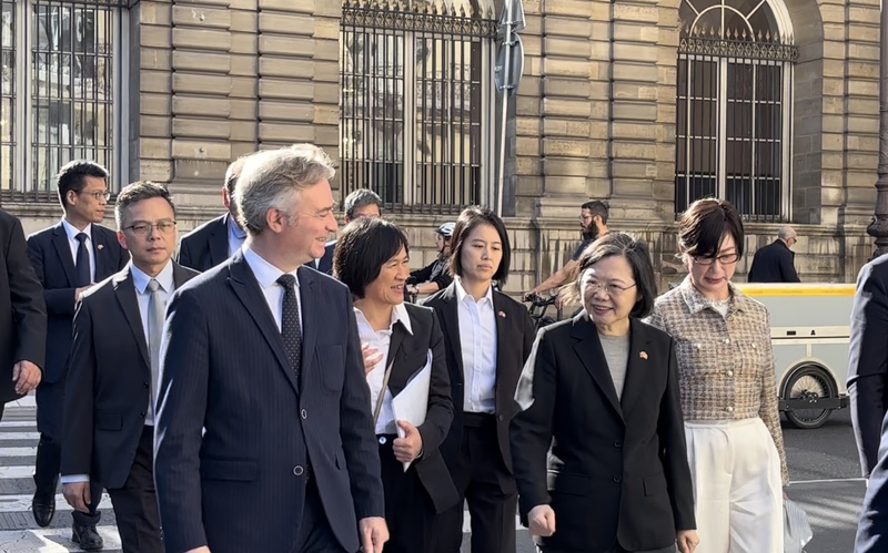 前總統蔡英文16日受邀參訪法國參議院，兩院近30位跨黨派議員到場，並在參議院友台小組主席勒莫因（左）陪同下前往餐廳與國會議員共進午餐。右1為駐法大使郝培芝。 圖：中央社提供