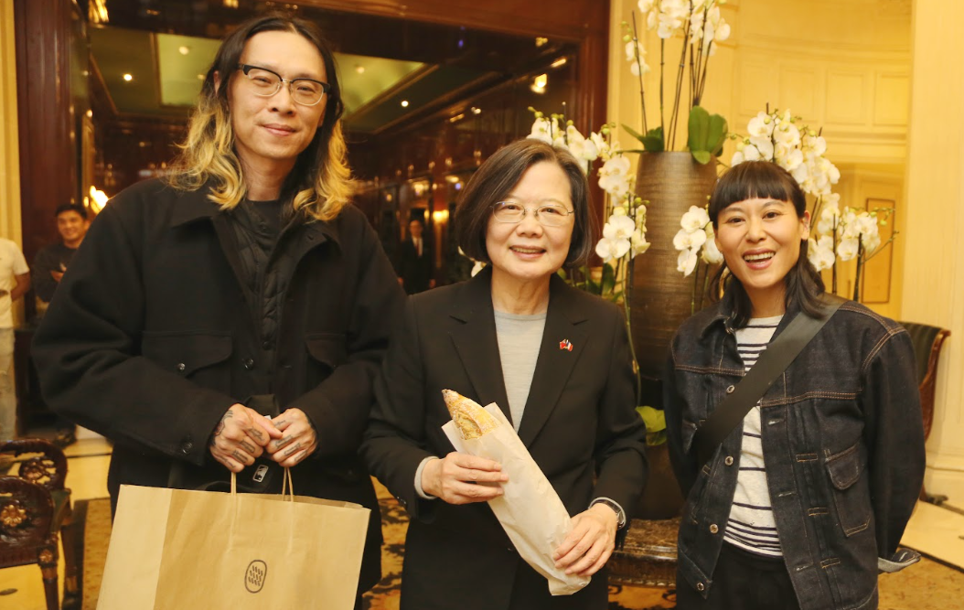 在巴黎開設烘焙坊「Petite ile」的台灣夫妻王之亞、莊柏宣帶著親手做的可頌，在飯店送給到訪法國的前總統蔡英文。 圖：蔡英文辦公室提供