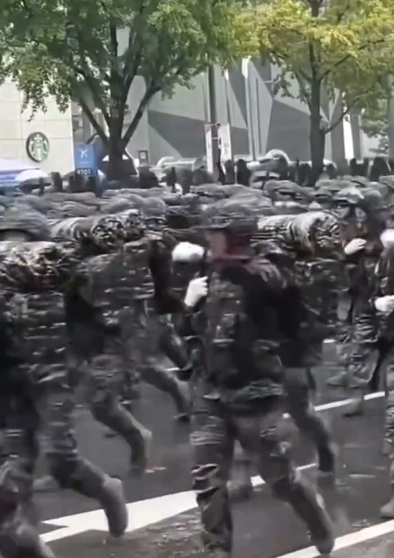 進駐首爾的 18 國駐軍準備開往三八線 ，開始進入緊急備戰狀態。 圖：翻攝自 YingJie14 X 帳號