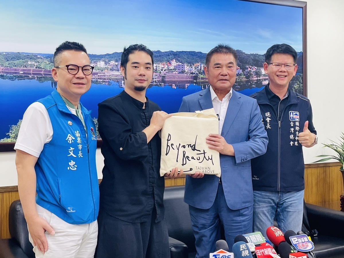 遭苗栗縣府徐姓女承辦人羞辱「靠爸餘蔭」風波後，齊廷洹與苗栗縣長鍾東錦見面。 圖：余文忠臉書