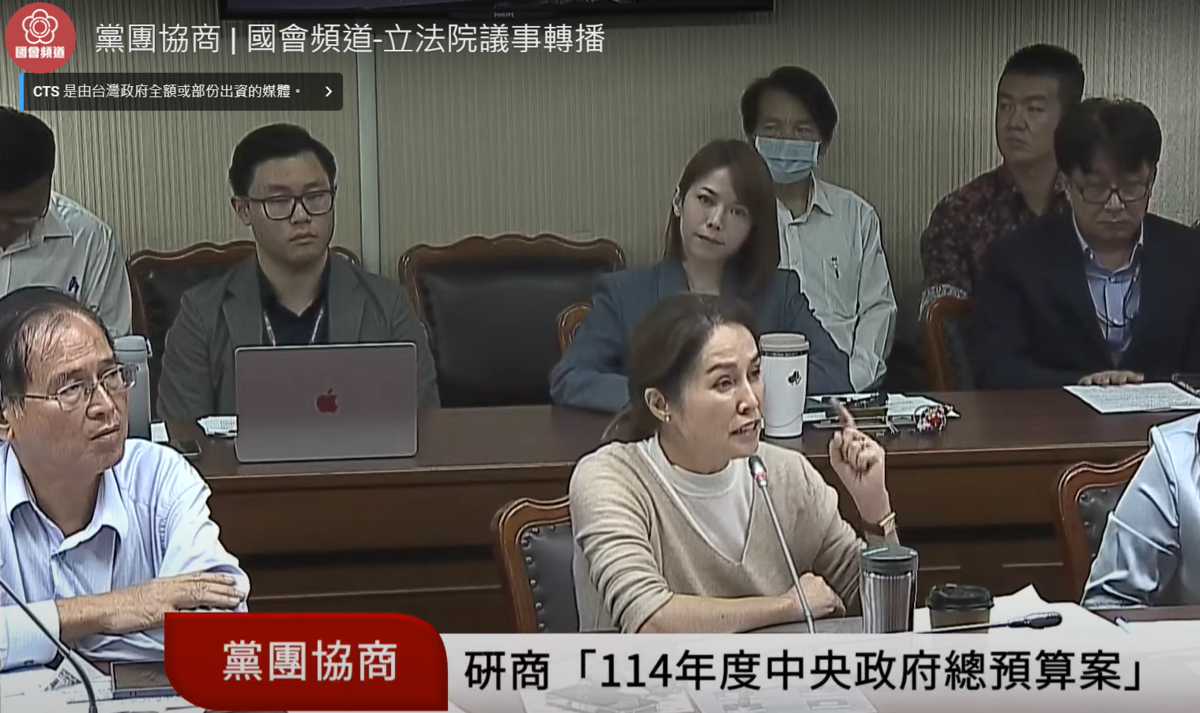 立法院明就總預算案再度協商前，原住民立委高金素梅（圖中）、鄭天財（圖左一）等人號召原住民聚集立法院外抗議，國民黨也下達動員令。 圖：擷取自國會頻道