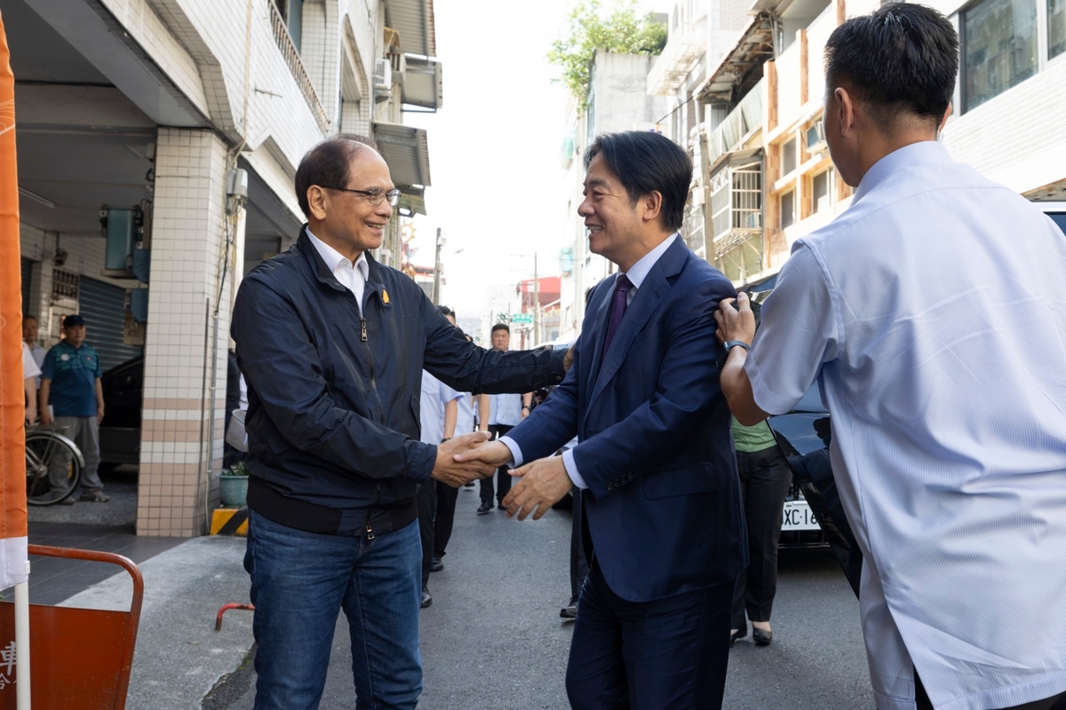 總統賴清德前往宜蘭出席台灣民主尋蹤書法展開幕典禮，與仰山文教基金會創辦人游錫堃同台。 圖：總統府提供