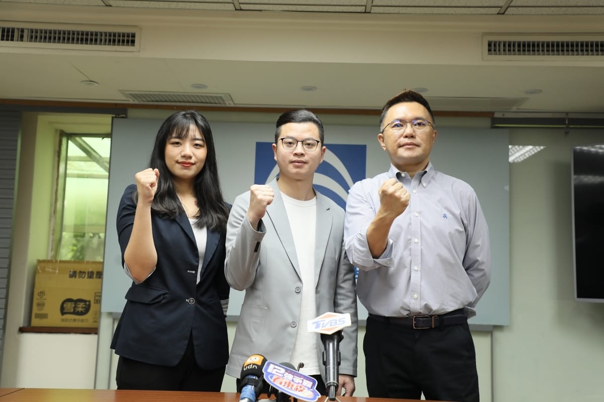 桃園市議員凌濤（圖中）、台北市議員張斯綱（圖右）及國民黨發言人楊智伃（圖左）。 圖：國民黨文傳會/提供