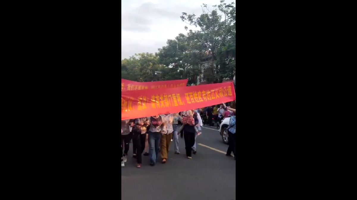 在海南，當地民眾上街抗議未知的政府政策，維權活動在當地引發關注。 圖:翻攝自影片