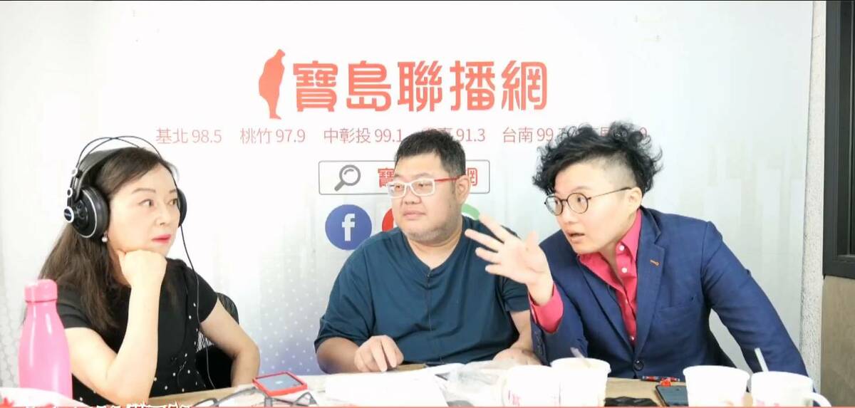 《新聞放鞭炮》主持人周玉蔻（左）今（17）日訪問四叉貓（中）、吳靜怡（右）。 圖：截自《新聞放鞭炮》直播