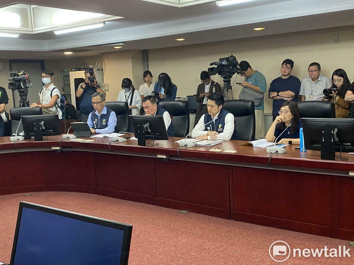 台北市長蔣萬安（右2）今率領副市長林奕華（右1）、李四川（左2）、張溫德（左3）拜會民眾黨團。 圖：周煊惠 / 攝