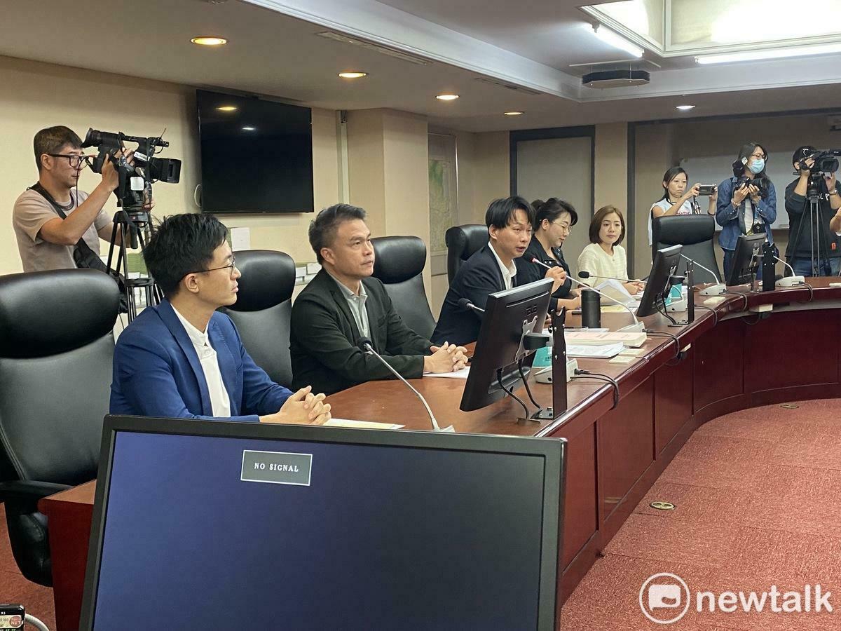 民眾黨團4位議員黃瀞瑩（右起）、林珍羽、陳宥丞、張志豪與新黨議員侯漢廷。 圖：周煊惠 / 攝