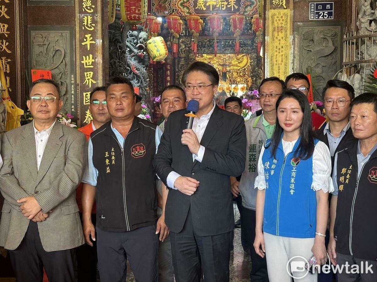 民進黨秘書長林右昌前往苗栗縣通霄鎮白沙屯五雲宮，代表兼任黨主席的總統賴清德贈匾。 圖：黃宣尹攝