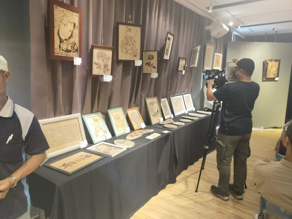 「中華民國烙畫藝術協會聯展」正在詔安客家文化館展出。 圖：主辦單位/提供