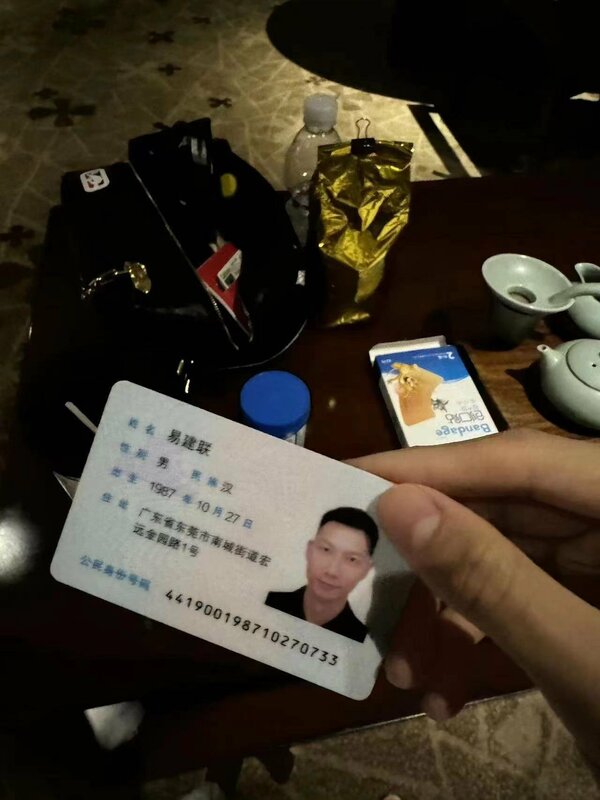 已婚多年且育有 2 子的中國男籃退役球星易建聯，最近疑似捲入嫖娼醜聞。 圖：翻攝自新聞調查 X 帳號