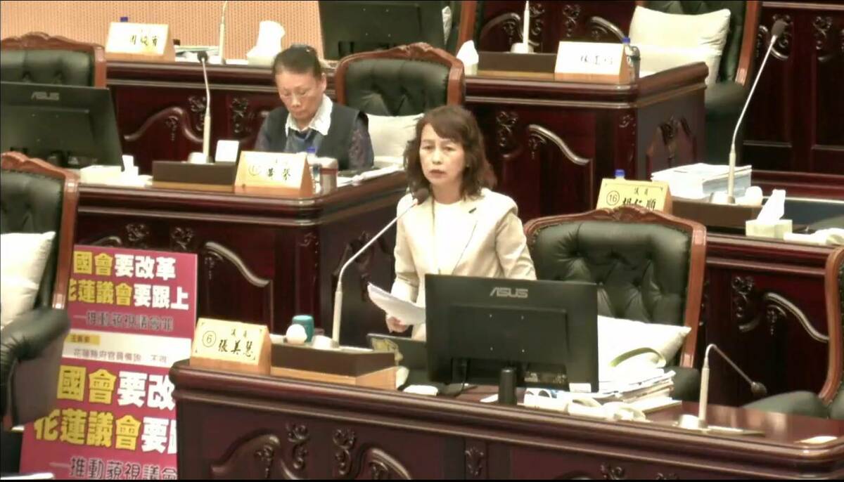 花蓮環保餐具清洗中心，蓋好了才做可行性評估，民進黨議員胡仁順、張美慧（圖）等批評本末倒置。 圖：截自花蓮縣議會直播