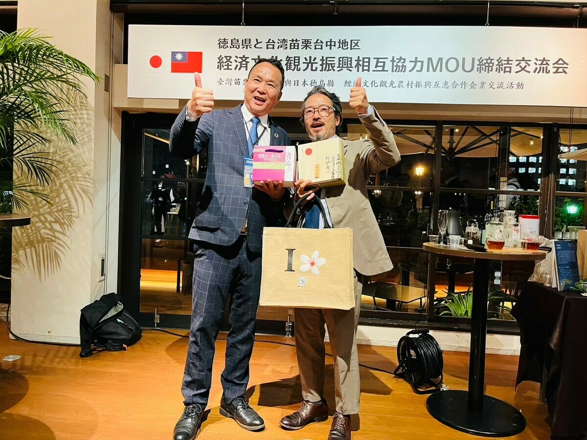 游志勇理事長與日本德島縣企業代表互贈禮品。 圖：農村水保署/提供