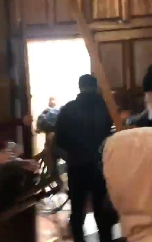 烏克蘭切爾卡瑟最近爆發大規模衝突，數百名蒙面男子襲擊當地烏克蘭東正教（UOC）聖米迦勒大教堂並佔領它。 圖：翻攝自 NEXTA X 帳號
