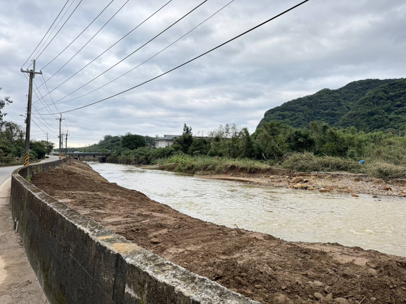 員潭溪台2線44號橋前河道清淤完成恢復排水通暢。 圖：新北市水利局/提供