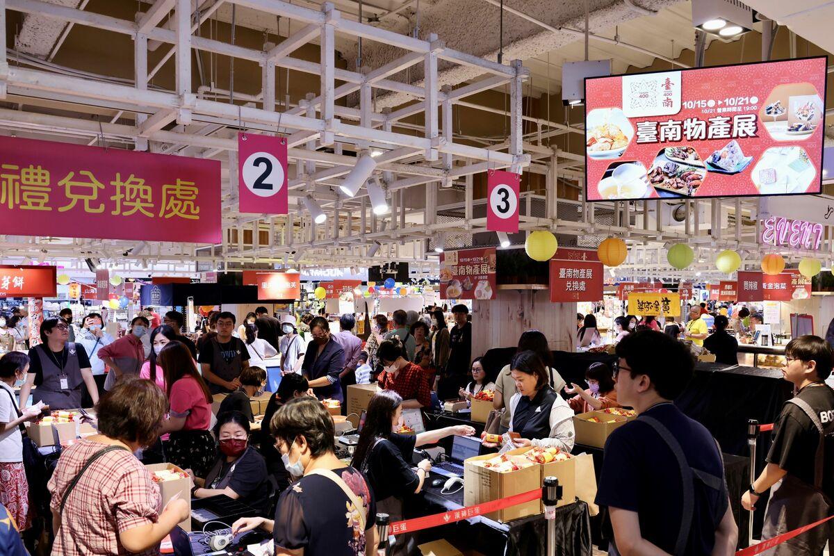 「四百禮讚 台南物產展」於高雄漢神巨蛋購物廣場8樓熱烈開展，展期自10月15日起至10月21日，現場集結近30家台南在地優質伴手禮品牌，將台南豐富的地方元素與美食文化帶到高雄。 圖：台南市政府提供