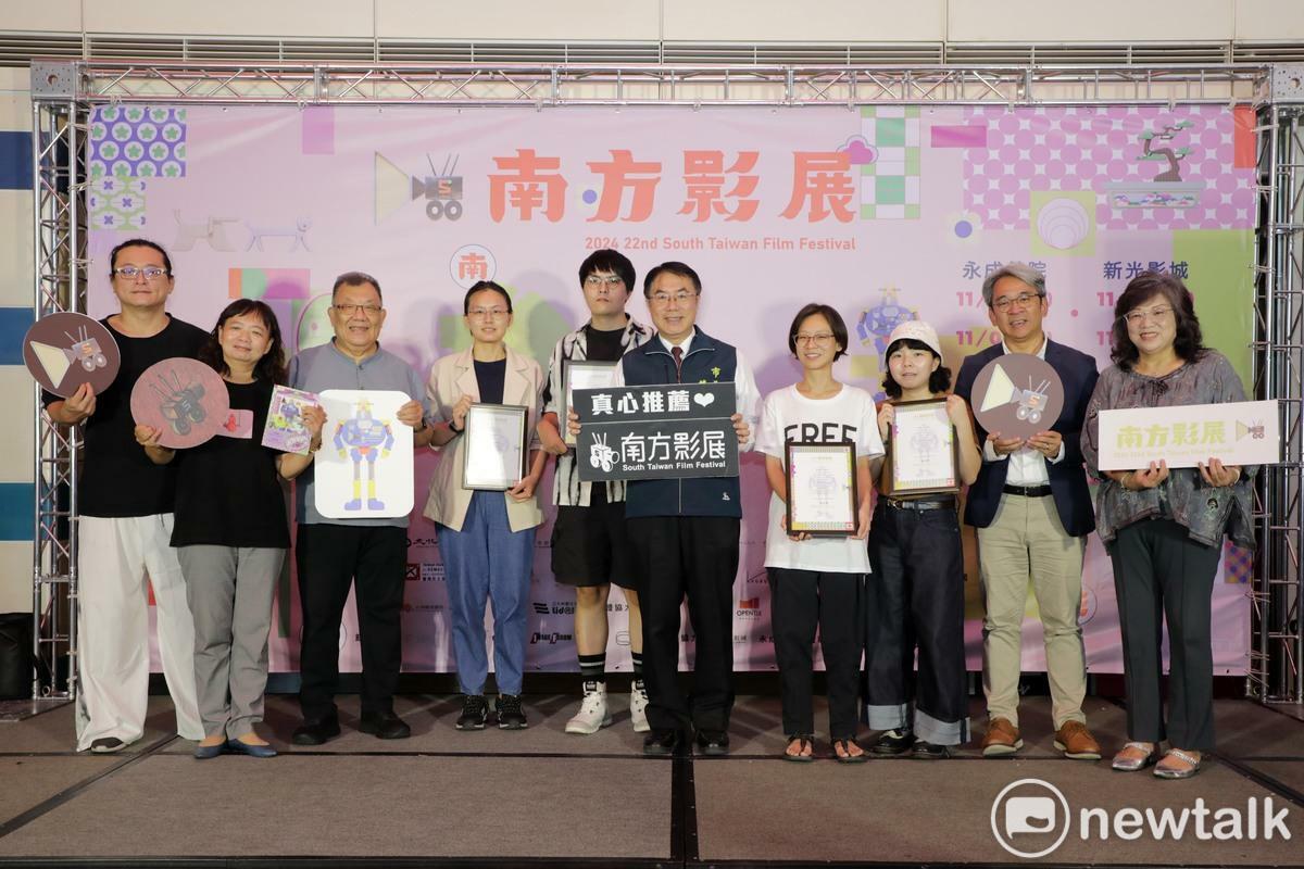 2024南方影展首度推出雙開幕式放映，將於11月1日至11月3日率先在台南永成戲院揭幕，提供免費入場觀影的機會，隨後11月8日至11月17日在台南新光影城接力展開，屆時觀眾可購票欣賞競賽單元入圍作品及南方觀摩精選電影。台灣南方影像學會今日於台南西門新光影城舉行「南方影展開跑記者會」，台南市長黃偉哲到場共襄盛舉，他表示期待這次影展以豐富的實體放映與影人交流活動，為台南觀眾帶來獨特的觀影體驗。 圖：台南市政府提供