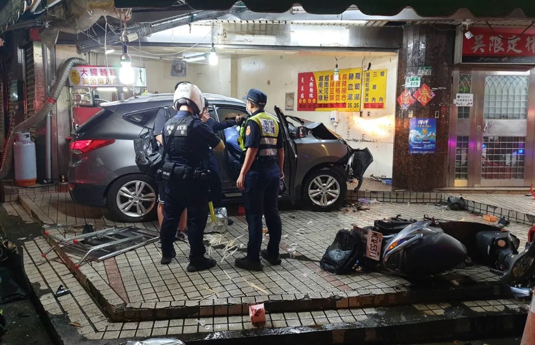 15歲曾姓少年開車失控衝撞騎樓小吃店，導致3人傷勢嚴重，緊急送醫搶救，但都傷重不治。 圖：警方提供