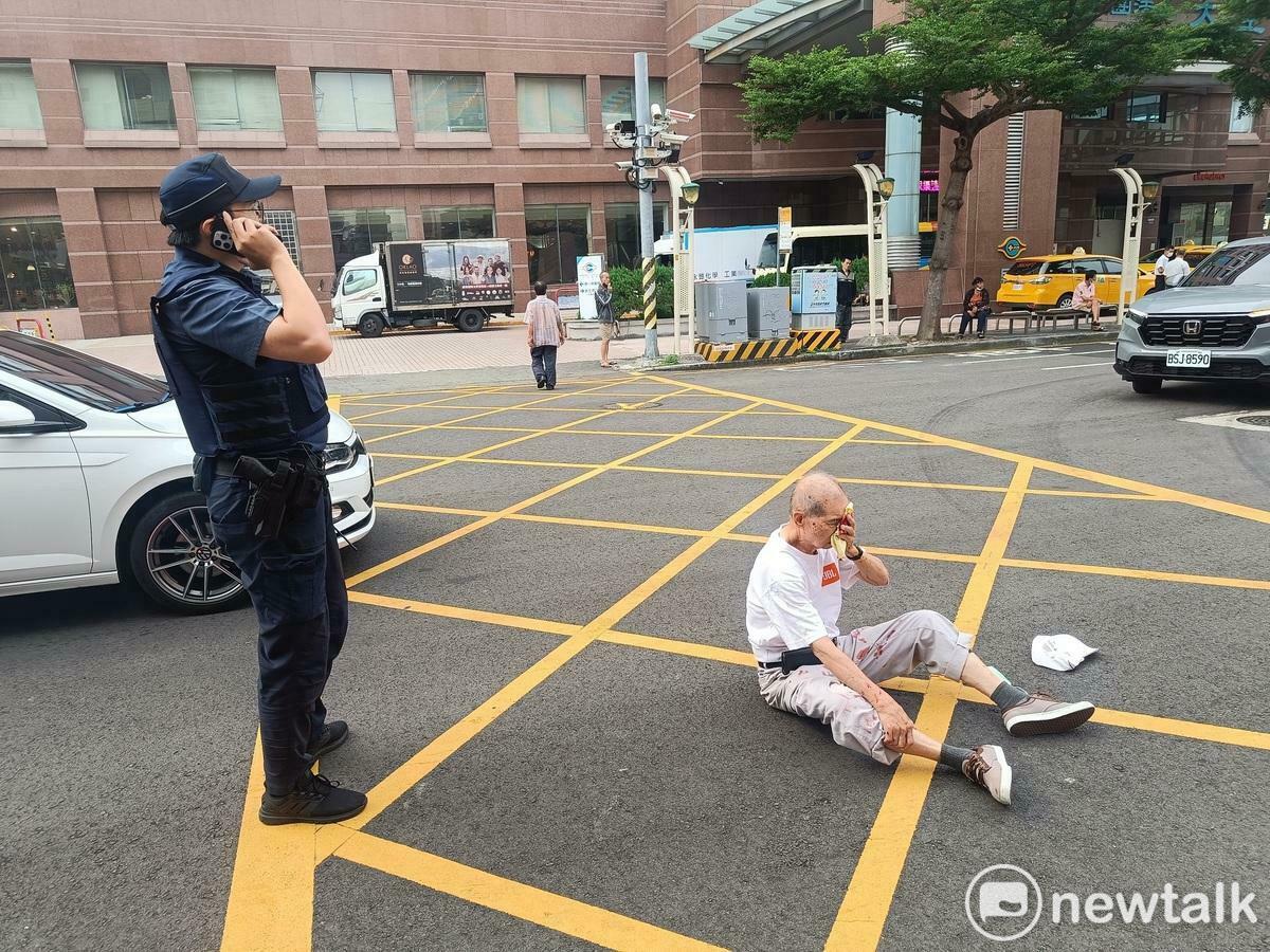 一名老翁在大里仁愛醫院門口被撞傷鮮血直流，醫院急診室竟不處理。 圖：民眾／提供