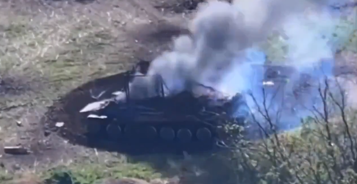 俄軍裝甲車被烏軍轟炸後，在裡面人員死亡，引擎仍然發動的狀態下，不斷在原地打轉。 圖：翻攝自 Defense of Ukraine X 帳號