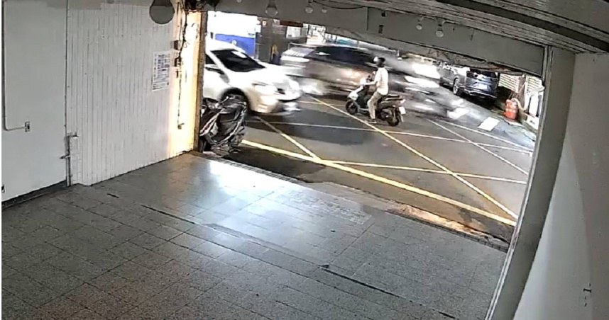 內湖17日晚上發生重大車禍，監視器畫面顯示，對向車道的機車騎士注意到車輛暴衝緊急煞車，下秒就被撞上。（圖／翻攝FB／我是東湖人 圖：翻攝自我是東湖人臉書社團