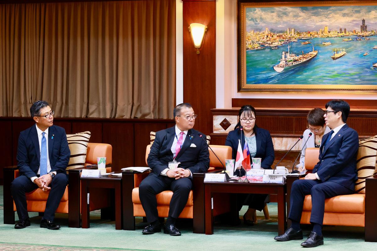 陳其邁(右一)接見日本新潟縣五泉市訪團。 圖：高雄市行國處提供