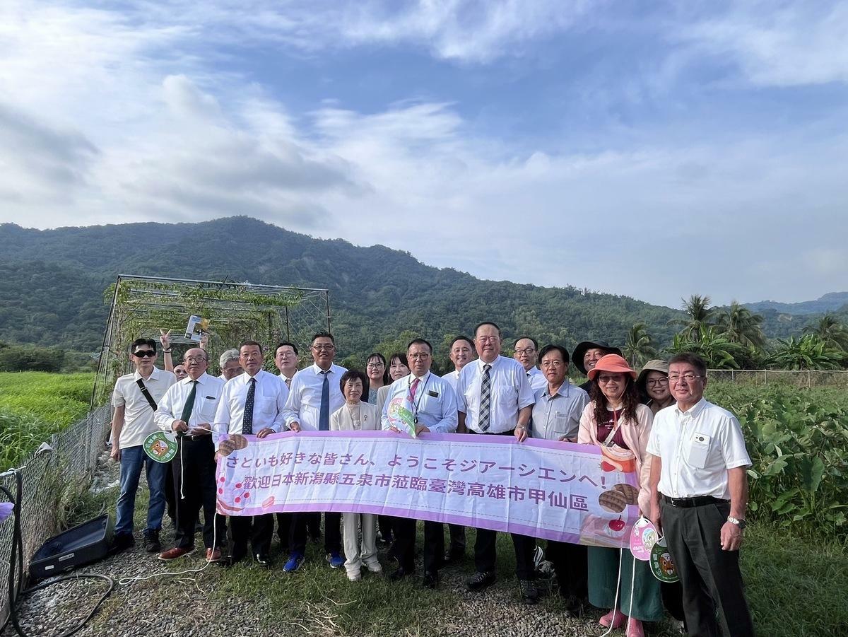高市府甲仙區公所安排五泉市訪團考察芋頭田。 圖：高雄市行國處提供