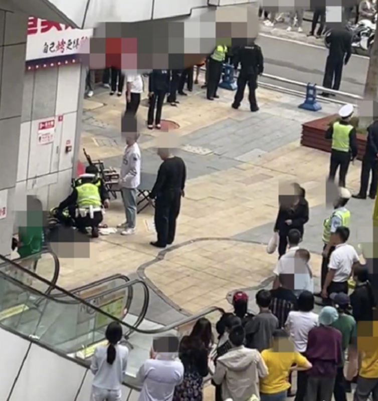 兩名刑警遭民眾襲擊，傷重倒地，但官方目前僅回應：「無生命危險」。 圖 來源：新浪微博 ＠沈陽日報