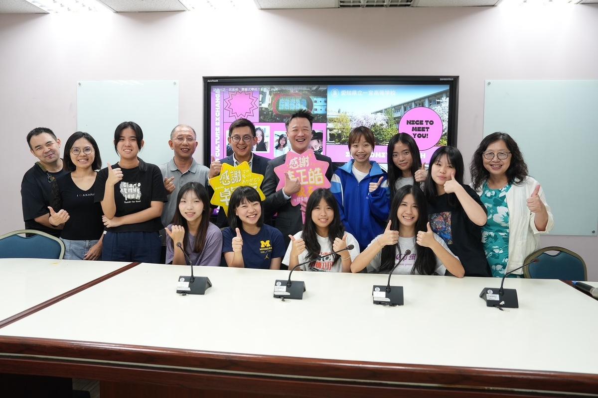 卓冠廷與李正皓一起回到母校新北市立板橋高級中學，共同捐贈10萬元。 圖：翻攝卓冠廷臉書