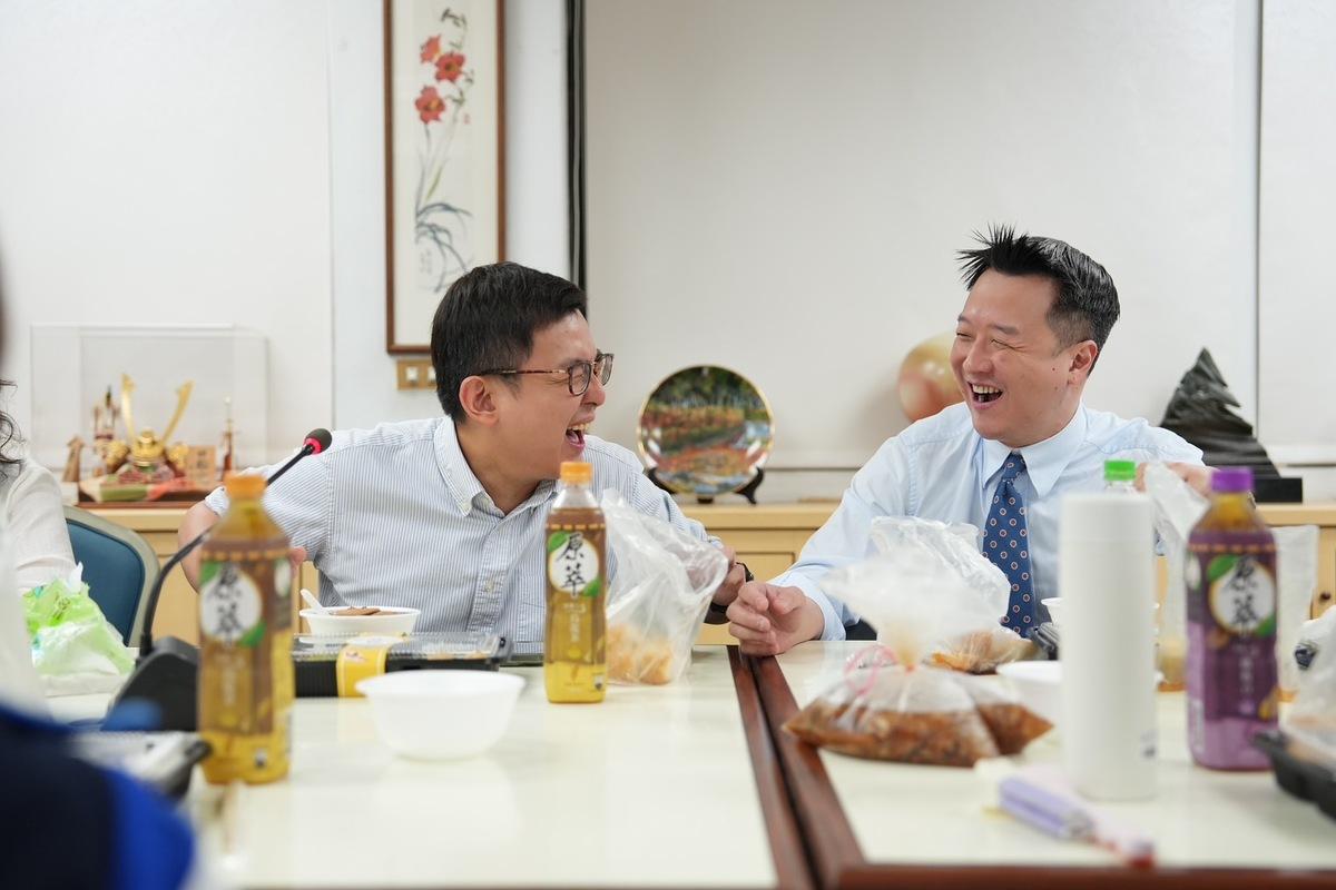 卓冠廷（左）與李正皓（右）一起回到母校新北市立板橋高級中學，共同捐贈10萬元。 圖：翻攝卓冠廷臉書