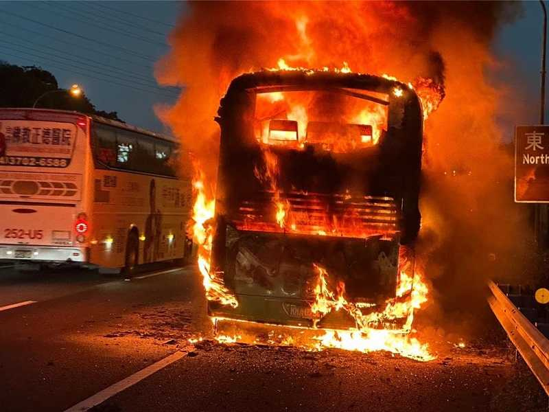 大都會客運發生火燒車事故。 圖：基隆市消防局提供