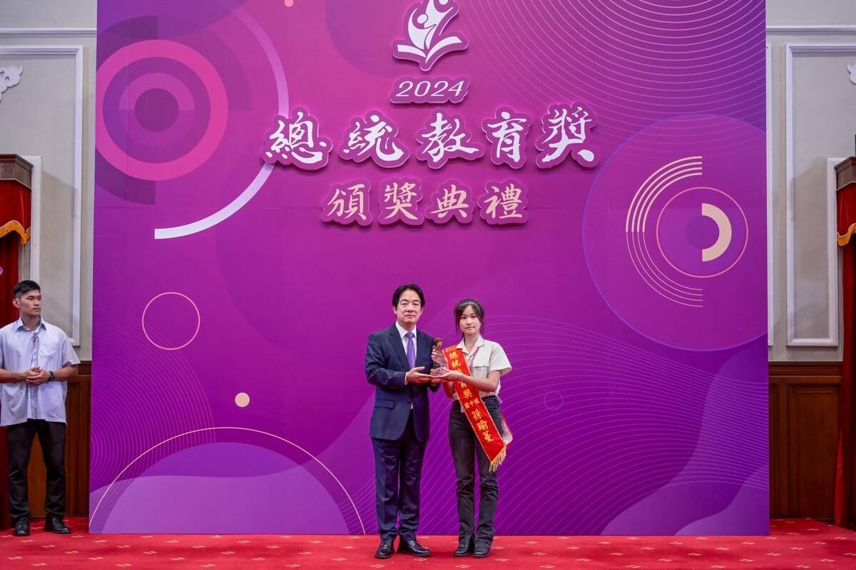 總統賴清德日前頒發總統教育獎予七年級同學孫瑜蔓。 圖：總統府提供