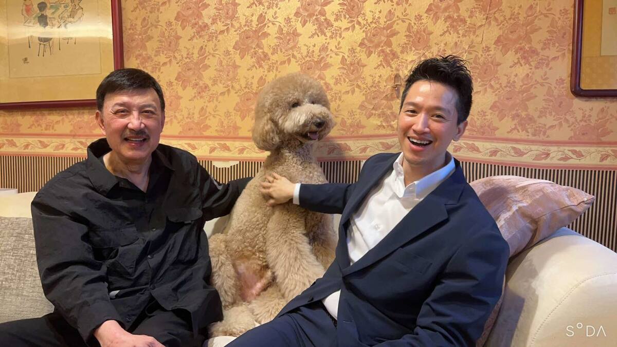 總統府副秘書長何志偉代表總統賴清德，送國策顧問聘書給余天，並與余天愛犬Yoyo同框。 圖：翻攝自何志偉臉書