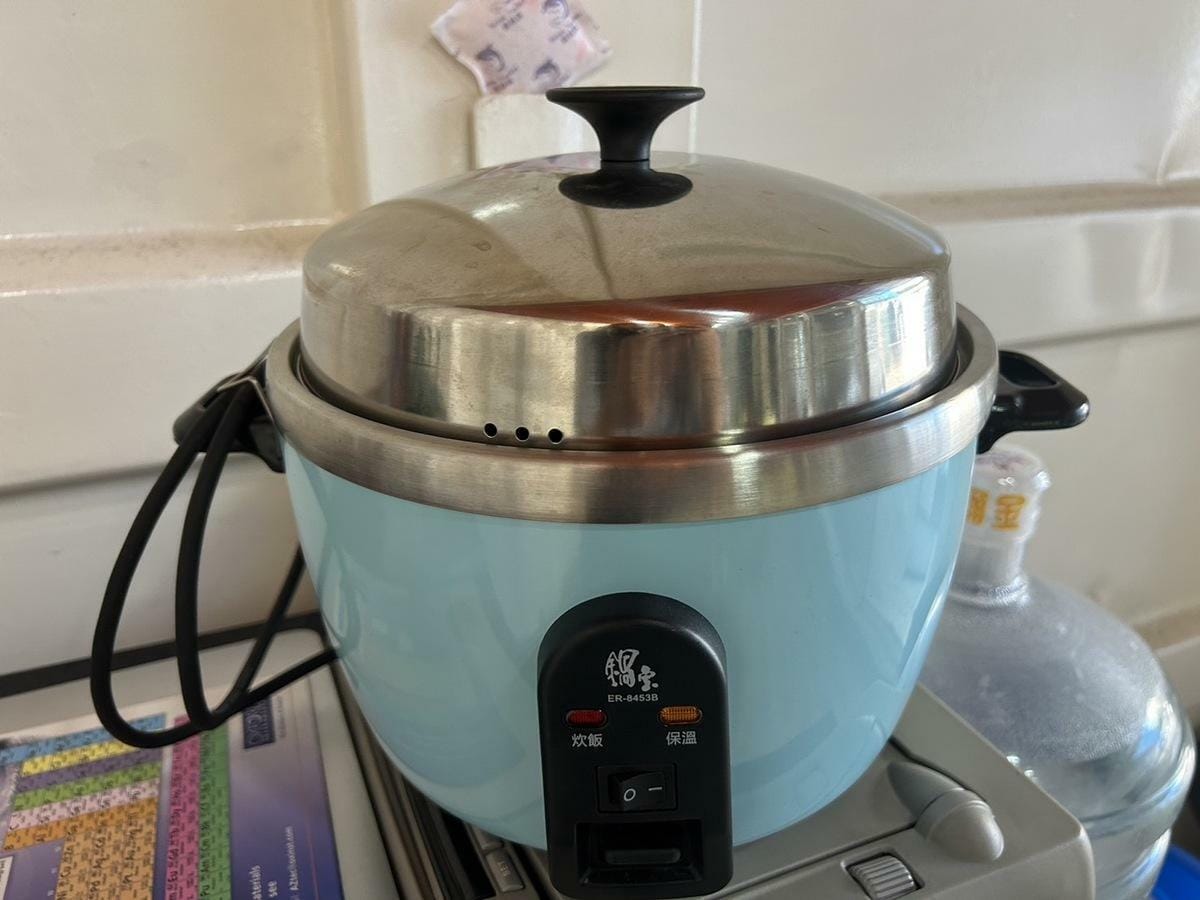 台電提醒，廚房用電也需要留意三大重點，否則高溫可能會讓電線的塑膠融解，造成銅線外露及短路起火。 圖：林岑韋／攝