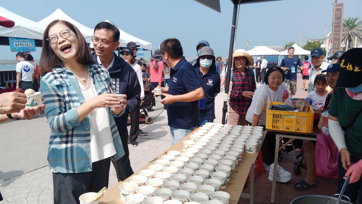 管碧玲(左一)不忘行銷彌陀名產魚丸湯。 圖：孫家銘攝