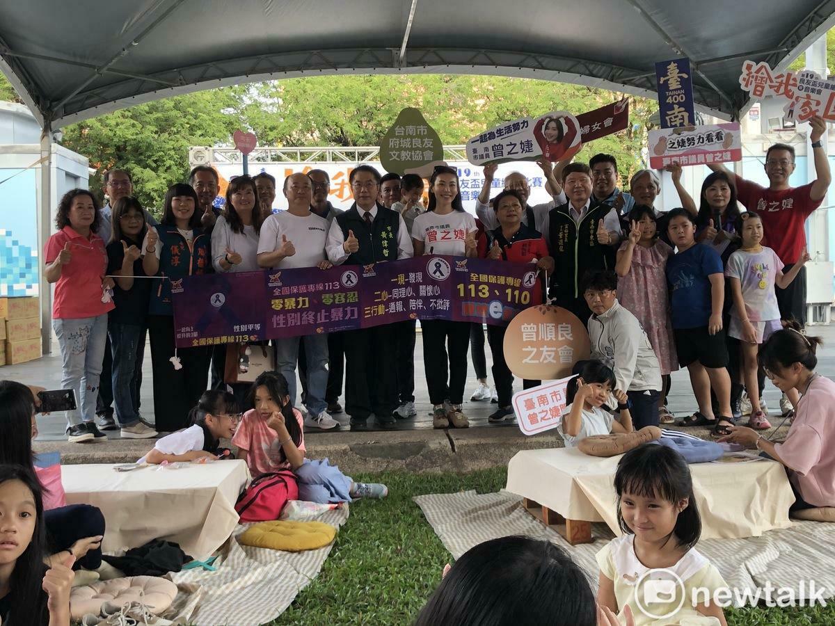 第19屆良友盃兒童繪畫比賽以「臺南400、繪我家園」為主題，讓參與的兒童以最純真的想像力，繪出每個人喜愛的臺南美食以及景點，這也是今年「臺南400」系列中，全數由兒童擔綱主角的活動，臺南市長黃偉哲十分重視這場活動，特別在繁忙的行程中抽空到場，與參與活動的親子同樂。 圖：黃博郎／攝