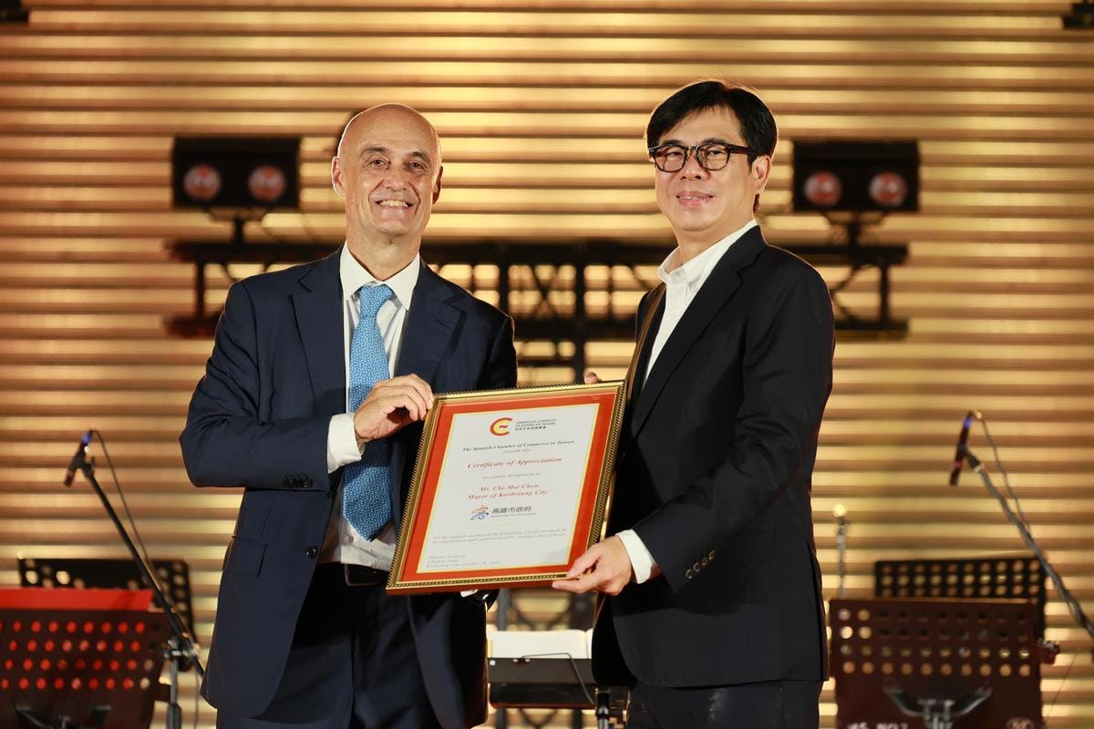 陳其邁(右)感謝Eduardo Euba(左)將西班牙國慶慶祝會移師高雄舉辦。 圖：高雄市行國處提供