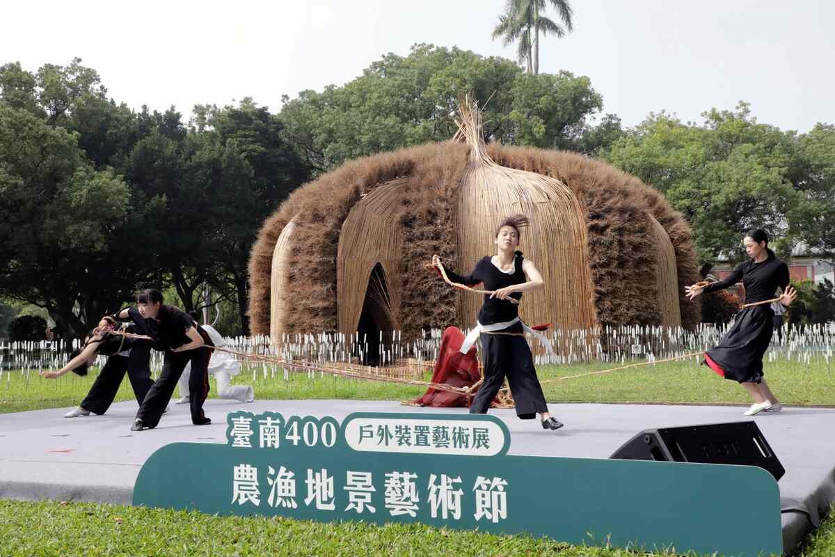 「臺南400農漁地景藝術節—生生萬物：戶外裝置藝術展」自10月19日起於六大展區展出至2025年4月30日止，歡迎市民朋友們，親身感受這場穿越時空的藝術與自然對話，一起來臺南正著時，更多活動詳情可至「臺南400」臺南市政府文化局官方網站查詢。 圖：台南市政府提供