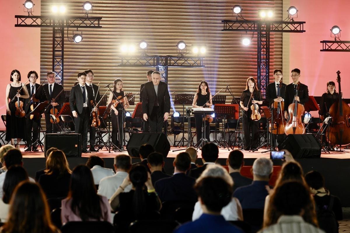 傅顯恆帶領「慈馬迪樂團暨合唱團」呈現《海景》音樂演奏會。 圖：高雄市行國處提供