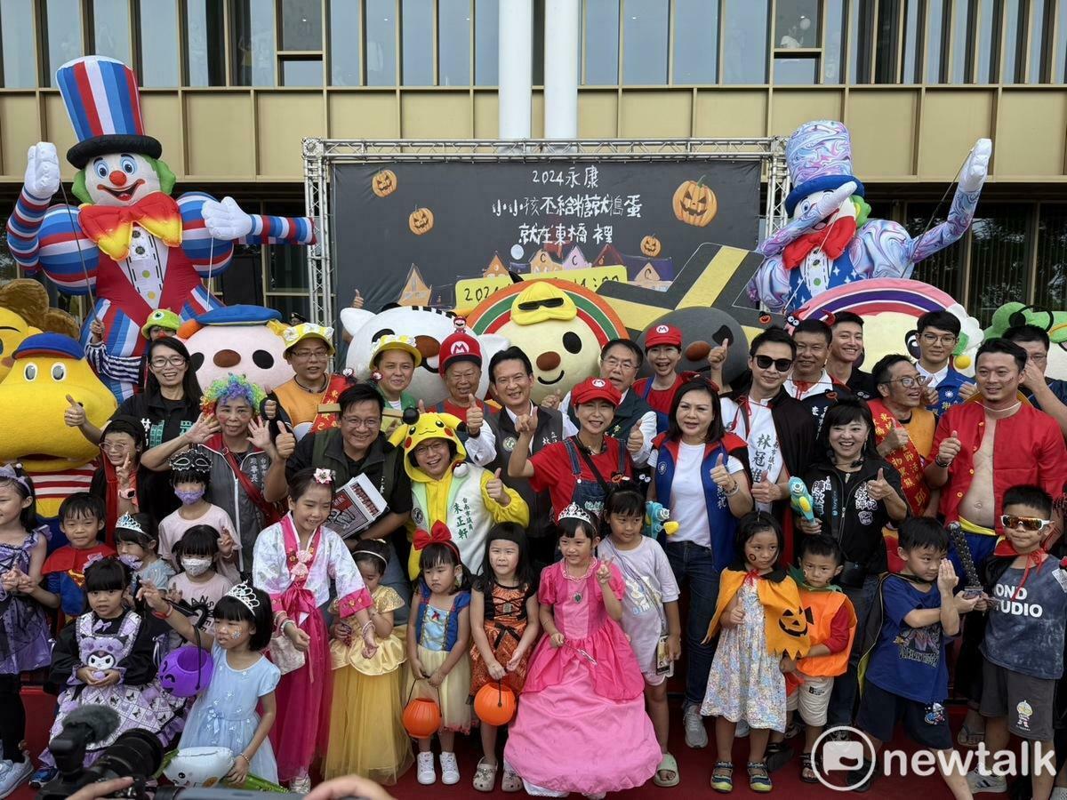 台南市永康東橋舉辦萬聖節親子活動，立委林俊憲與市議員朱正軒、黃肇輝、楊中成應永康商圈理事長李韋佑之邀，也於現場舉辦「萬聖憲定 泡泡PARTY」活動，除了陪小朋友遊街，並分送憲定萬聖髮箍、糖果等小禮物，與大小朋友共度難忘的歡樂午后。 圖：林俊憲服務處提供