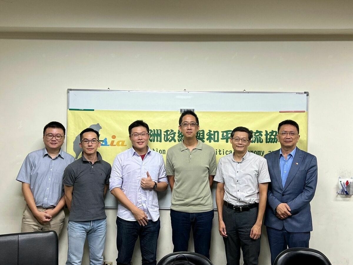 左起東海政治系林奕孜助理教授、中興大學國際政治研究所譚偉恩教授、政大學東亞研究所薛健吾教授、東海政治系主任張峻豪教授、東海政治吳俊德助理教授、中正政治系蔡榮祥教授)。 圖：亞洲政經與和平交流協會/提供