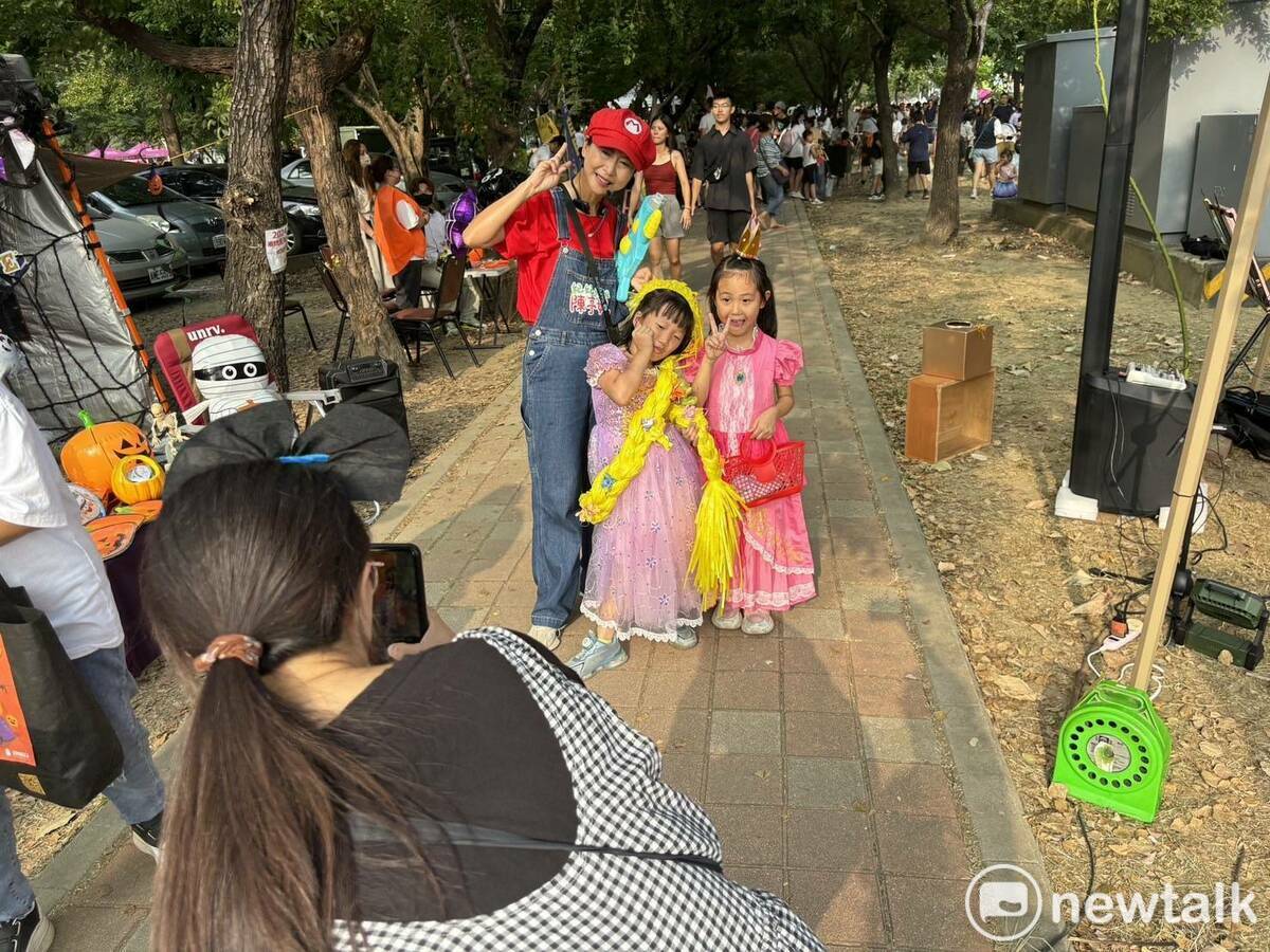 陳亭妃特地變裝成為可愛的超級瑪利，穿梭在萌樂園之間，有別於平日問政的嚴肅形象，超級吸睛，吸引許多小朋友爭相合照，讓大小朋友直呼「實在太趣味，太有活力了！」 圖：陳亭妃服務處提供