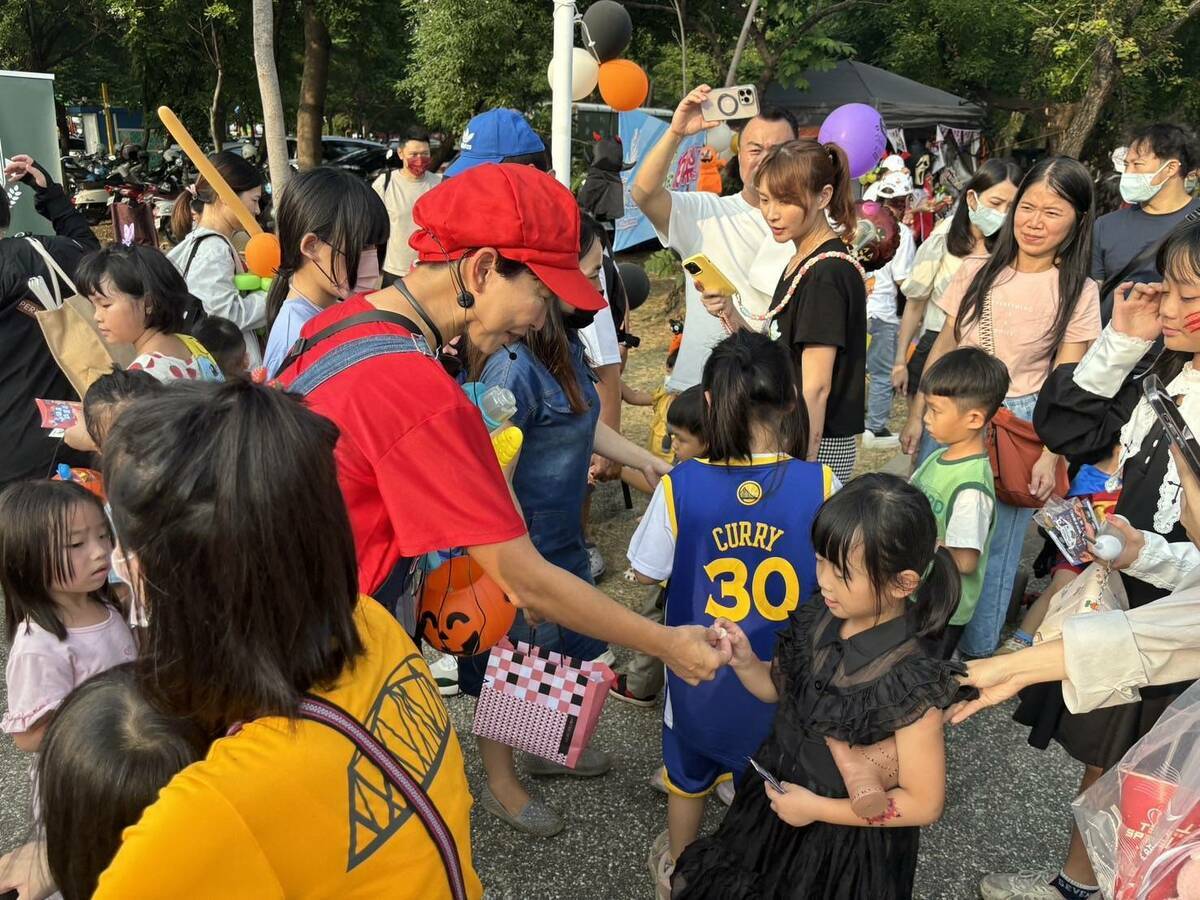 陳亭妃與市議員陳秋萍、陳怡珍、林冠維一同率領里長和孩子們展開水槍大戰，並沿路發送萬聖節糖果，配合周遭萬聖市集活動，熱鬧非凡，帶給大家滿滿的活力與親切感。 圖：陳亭妃服務處提供