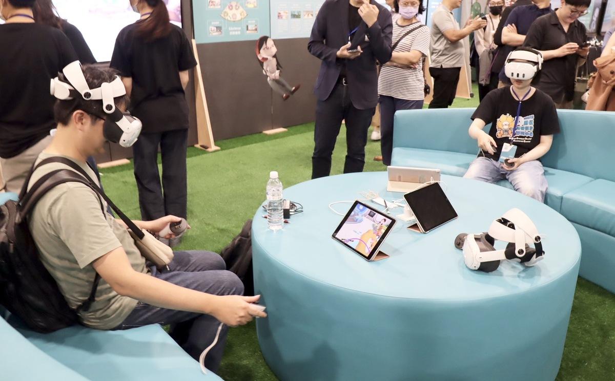 學生利用VR設備進行沈浸式體驗。 圖：高雄市教育局提供