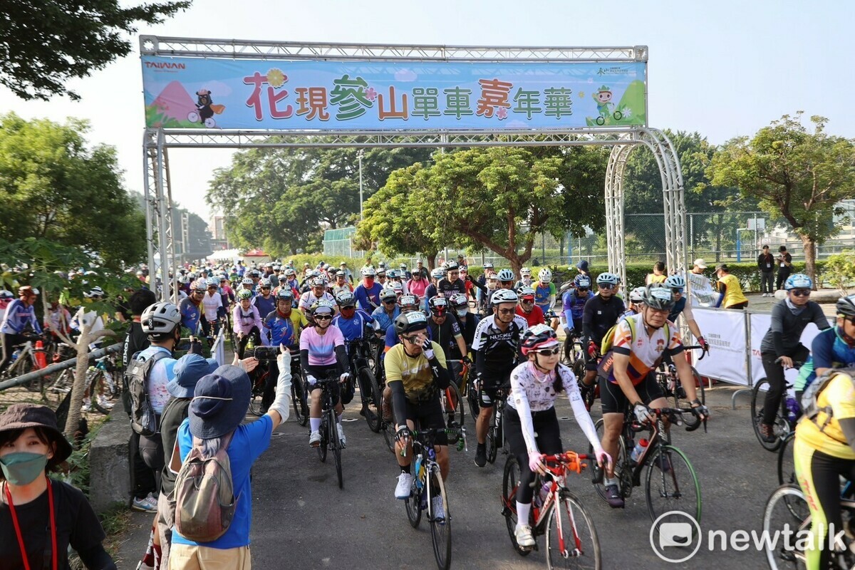 「2024花現參山單車嘉年華」今日一大早由單車網紅Linda和舒舒領騎，在彰化縣立景崧文化教育園區出發。 圖：唐復年/攝