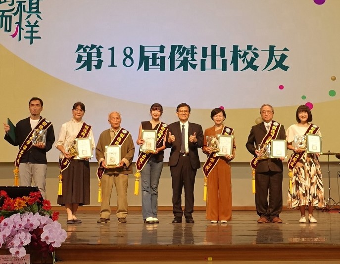 王昭雄(右四)與第18屆傑出校友，右一為高雄市議員鄭孟洳。 圖：樹德科大提供