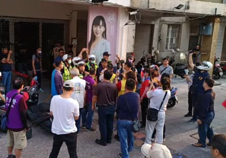 新黨青年軍險些與現場警方爆發肢體衝突。 圖：民間鬥士辦公室提供