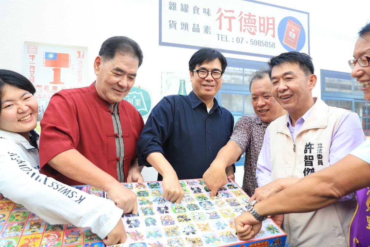 陳其邁(中)玩戳戳樂。 圖：高雄市政府提供